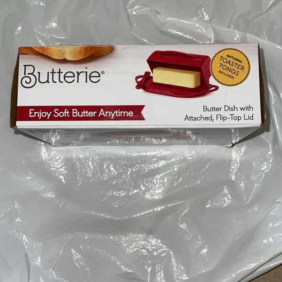 Butterie Convenient Flip-Top Lid Matching Spreader Included
Butter Dish - Picture 2 of 7